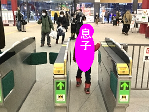 函館駅の改札を出る写真