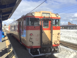 木古内駅に停車する急行色車両の写真