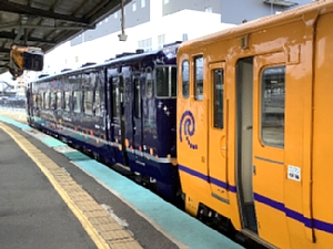 函館駅に停車するながまれ号と山吹車両の写真