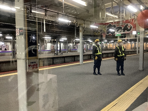 夜の函館駅のホームの写真