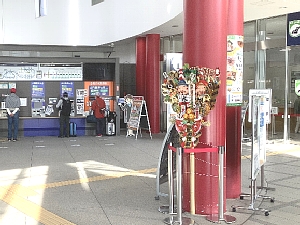 函館駅の中にあった函館八幡宮の熊手の写真