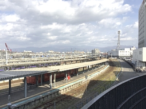 函館駅のロトンダデッキから見たホームの写真