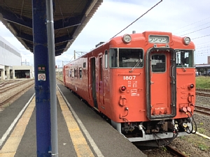 木古内駅に停車する道南いさりび鉄道の旧国鉄色車両の写真