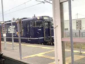 七重浜駅に停車するながまれ号の写真