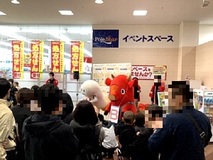 いさ鉄フェスでクイズ大会をするキーコとずーしーほっきーの写真