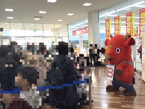 いさ鉄フェスでクイズ大会をするキーコとずーしーほっきーの写真