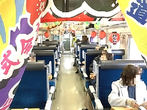 いさりびおでん列車の車内装飾の写真