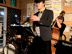 いさりびおでん列車の茂辺地駅のjazzライブの写真