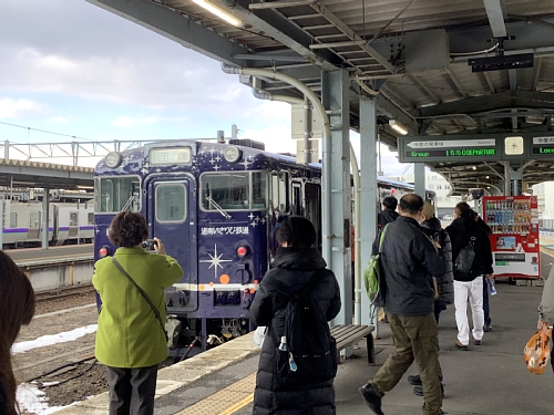函館駅ホームに停まるながまれ海峡号の写真
