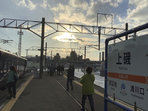 上磯駅で停車中の写真