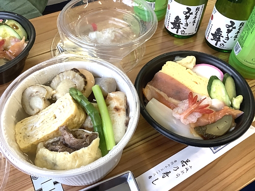 いさりびおでん列車の海鮮丼とおでんの写真