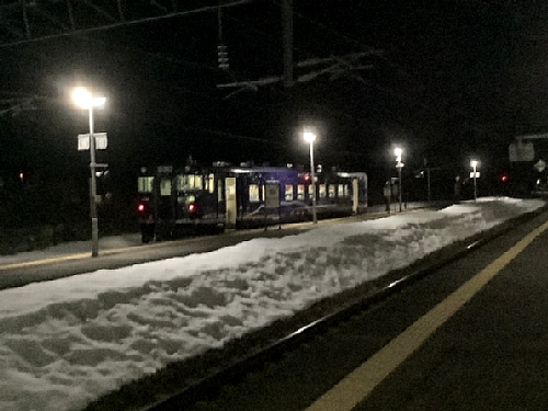 茂辺地駅に停車するいさりびおでん列車の写真