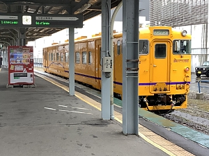 函館駅に到着する道南いさりび鉄道山吹車両の写真