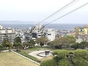 ロープウエイの中から見た山麓駅の写真