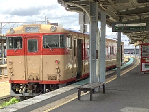 函館駅に停車するいさ鉄急行色車両の写真