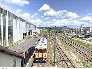 木古内駅に停車するいさ鉄急行色車両の写真