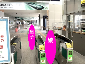 函館駅の改札を通る写真