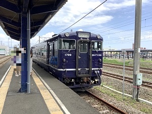 木古内駅に到着したながまれ号の写真