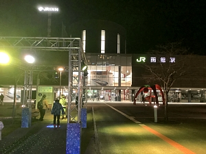 夜の函館駅前の写真