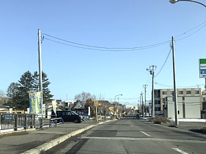 雪のない函館市内の道路の写真