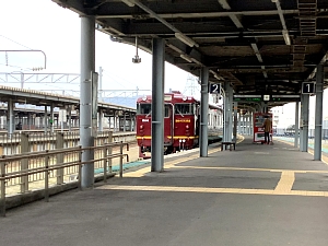 函館駅に停車する濃赤車両の写真