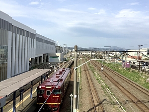 木古内駅から見たいさ鉄の濃赤車両の写真