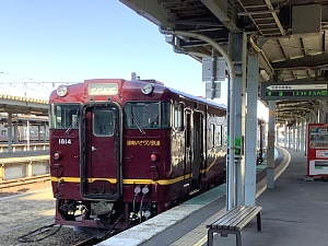 道南いさりび鉄道の濃赤車両の写真