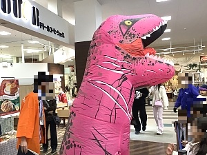 いさ鉄フェスタの恐竜着ぐるみの写真