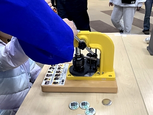 いさ鉄フェスタの缶バッジ作り体験コーナーの写真