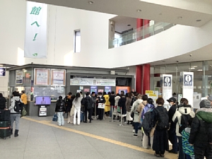 函館駅の行列の写真