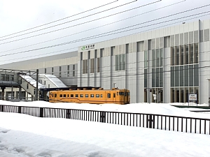 木古内駅に停車する山吹車両の写真