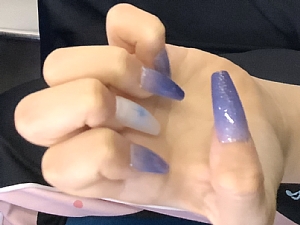 娘の青いネイルチップの写真